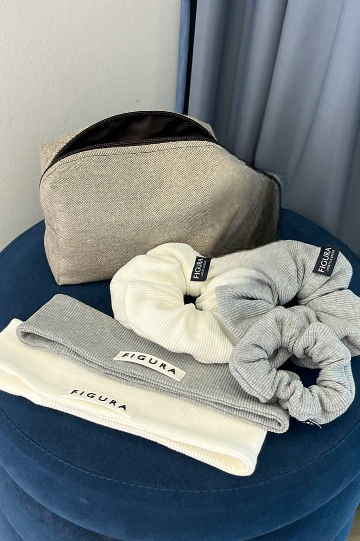 Make-up bag W / White hair accessories